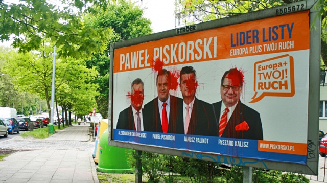 Europa Plus na czerwono. Ktoś pomazał billboardy wyborcze