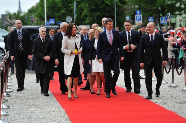 Czerwony dywan i tłum przedszkolaków przed urzędem. Szczecin przywitał duńską parę książęcą [ZDJĘCIA, WIDEO]