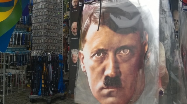 Śledztwo w sprawie sprzedaży masek z wizerunkiem Hitlera umorzone