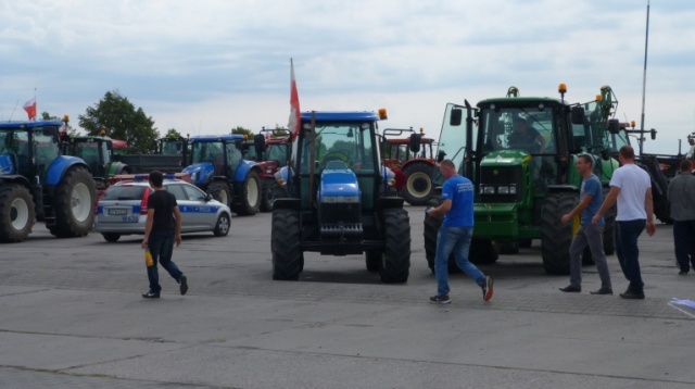 Rolnicy zablokowali Pyrzyce. ANR chwilowo wstrzymuje sprzedaż spornej ziemi [ZDJĘCIA, WIDEO]