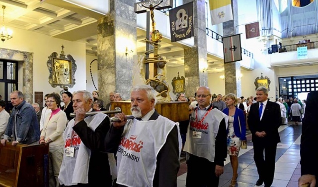 Związkowcy ze Szczecina pomogli ufundować relikwiarz kapelana Solidarności