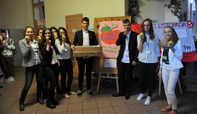 Licealiści z szóstki jedzą jabłka na złość Putinowi [ZDJĘCIA]