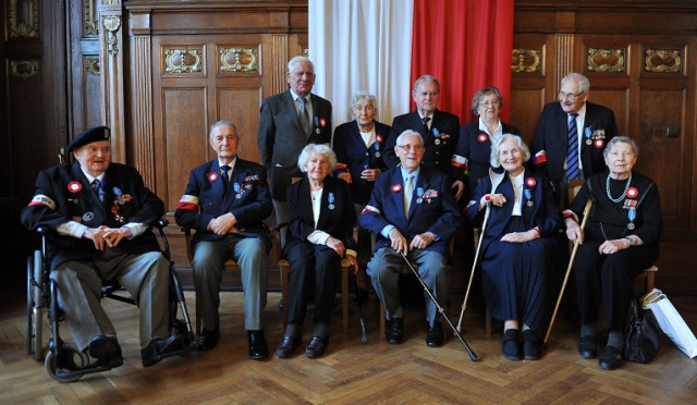 Pamiątkowe medale dla Powstańców Warszawskich w rocznicę odzyskania niepodległości [ZDJĘCIA]