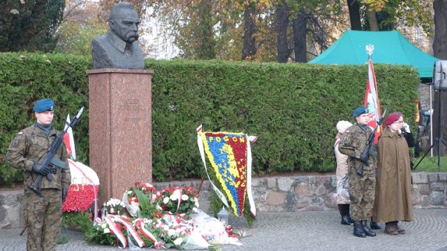 Uroczyste obchody Święta Niepodległości przed pomnikiem marszałka Piłsudskiego