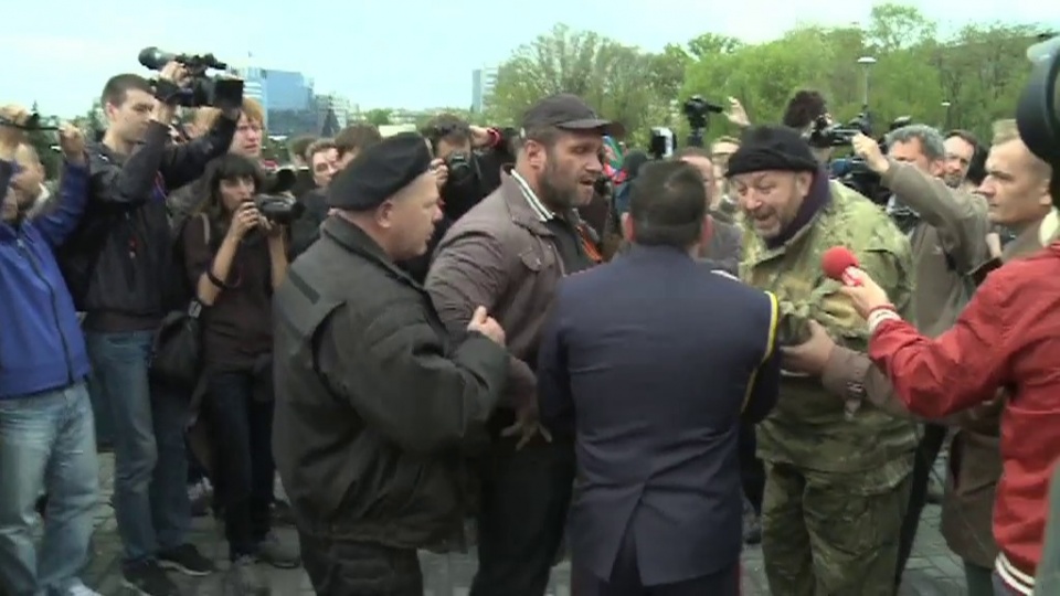 Jak podaje TVN24, podbiegli do szefa orkiestry odgrywającej hymn ukraiński i zaczęli go szarpać. Żądali, żeby zagrał hymn Rosji. Fot. TVN24/x-news