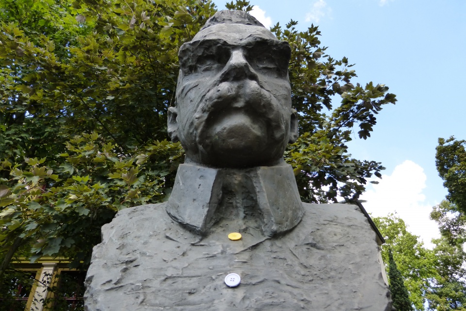 Ktoś przyczepił do popiersia marszałka Józefa Piłsudskiego, który stoi przy placu Sprzymierzonych w Szczecinie dwa kolorowe guziki. Fot. Mateusz Żegliński [Radio Szczecin]