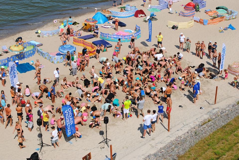 Ponad dwieście osób szukało pieniędzy zakopanych na plaży w Trzęsaczu. Fot. Piotr Sikora [Radio Szczecin]