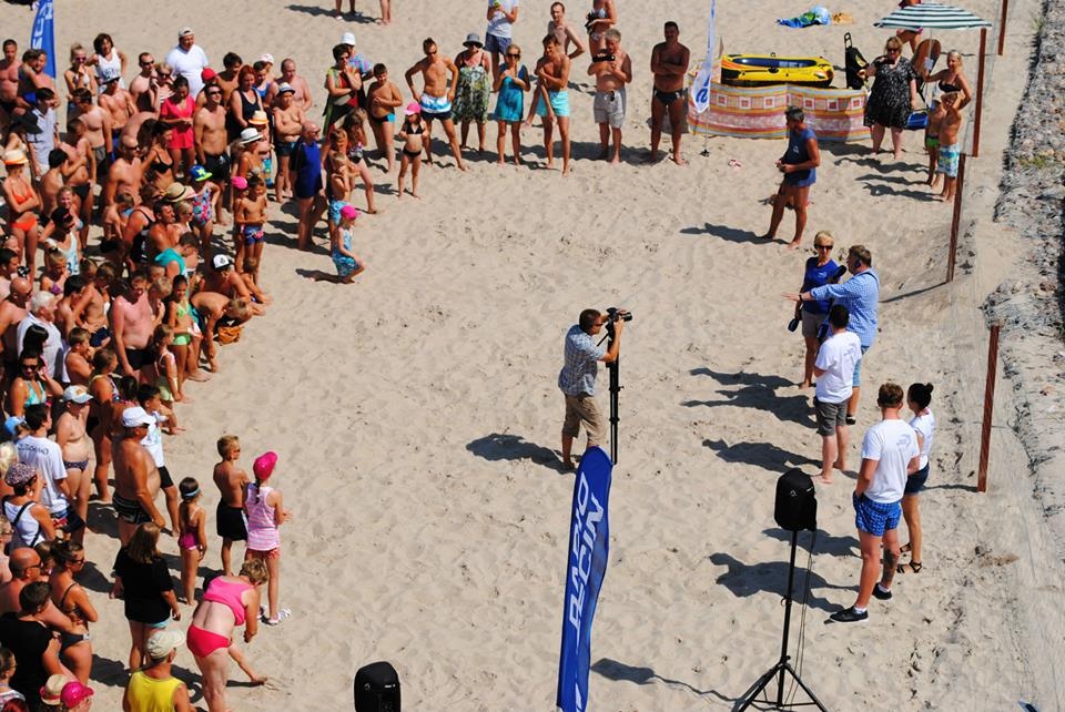 Ponad dwieście osób szukało pieniędzy zakopanych na plaży w Trzęsaczu. Fot. Krzysztof Żurek [Radio Szczecin]