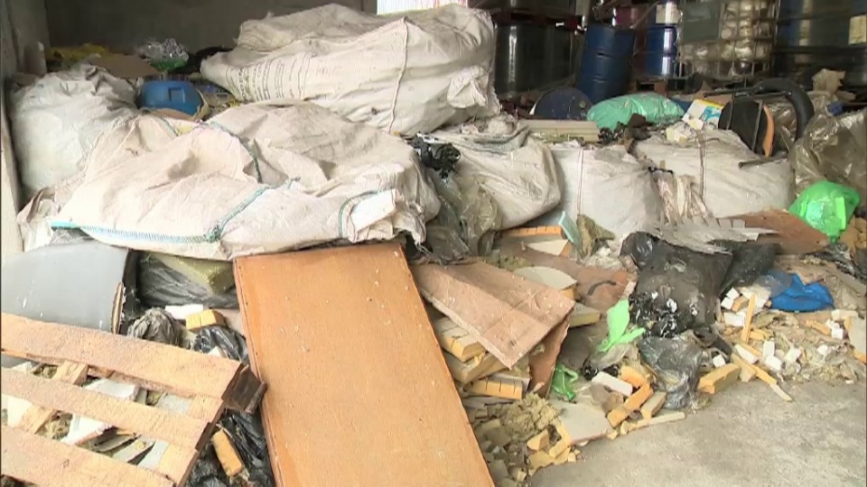 Odpady leżą w Nasutowie od 2008 roku. Fot. TVN24/x-news