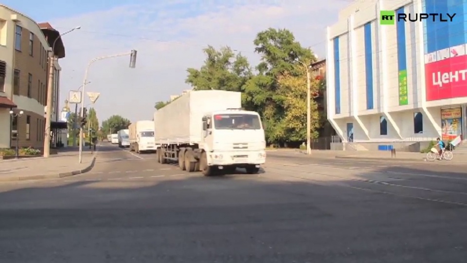W piątek, na tereny ukraińskie kontrolowane przez buntowników, wjechał biały konwój ciężarówek z Rosji. Fot: RUPTLY/x-news