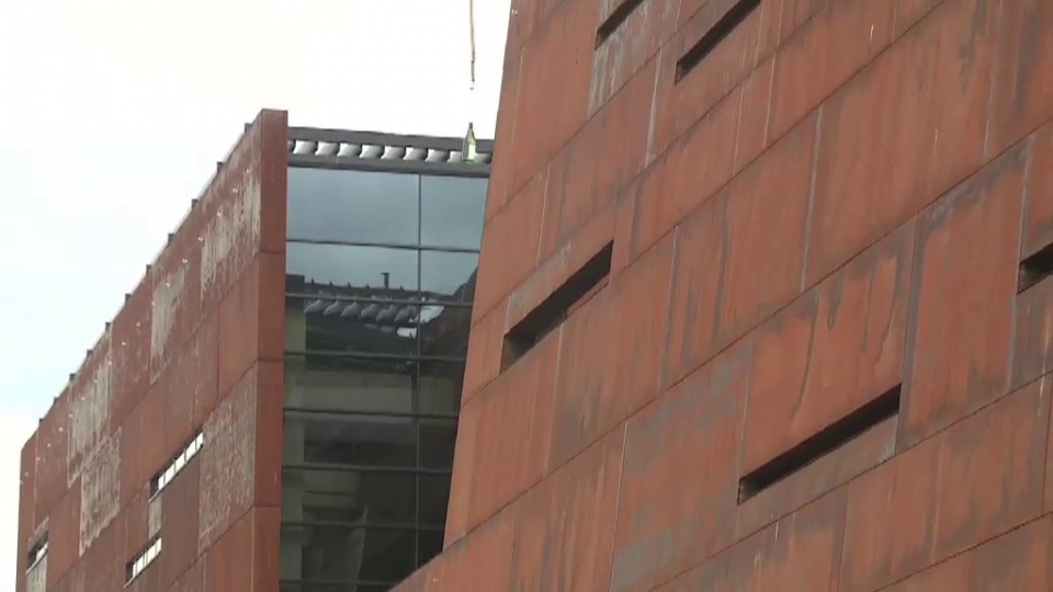 Budynek ma rdzawą elewację, która nawiązuje do elementów kadłubów stoczniowych. Fot. TVN24/x-news