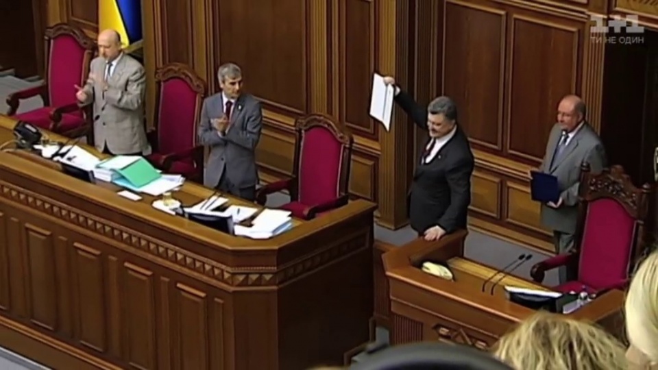 Prezydent Petro Poroszenko podpisał ustawę o ratyfikacji tuż po głosowaniu deputowanych nad tym dokumentem. Fot. UA 1+1/x-news