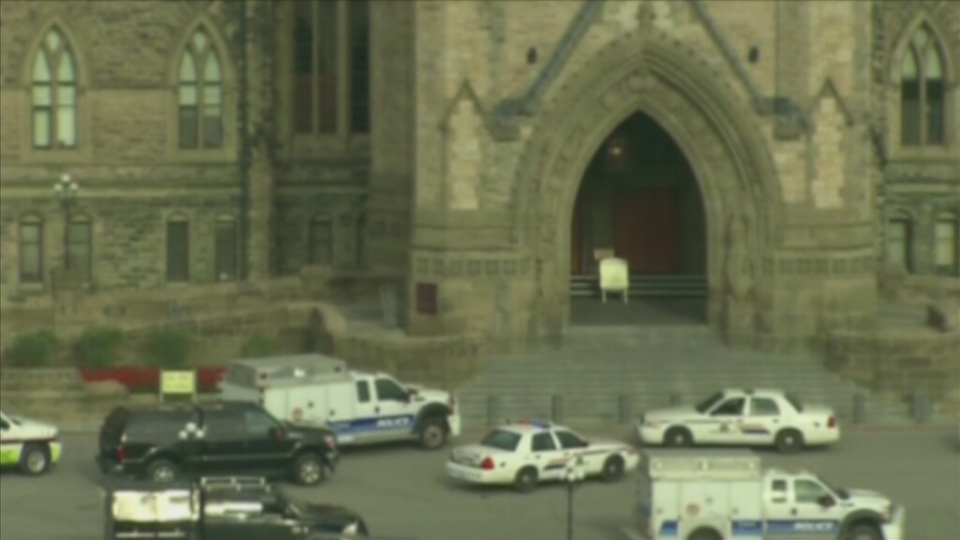 Kanadyjska policja ściga mężczyznę, który postrzelił żołnierza przed parlamentem w Ottawie. Fot. CNN Newsource/x-news