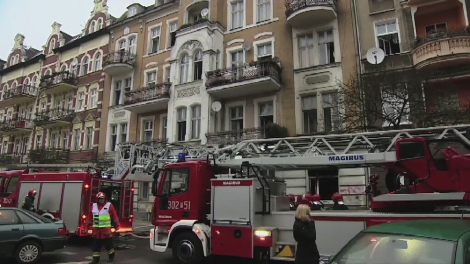Sześć osób z objawami zatrucia dymem trafiło do szpitala po pożarze kamienicy w Poznaniu. Ogień wybuchł w niedzielę nad ranem. Fot. TVN24/x-news