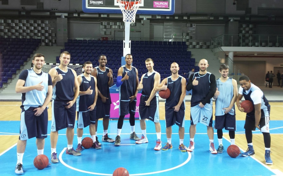 Koszykarze King Wilków Morskich dołączają do akcji lekarzy ze szpitala na szczecińskich Pomorzanach. W Internecie opublikowali zdjęcie, na którym trzymają się za krocze. Fot. facebook.com/kingwilki