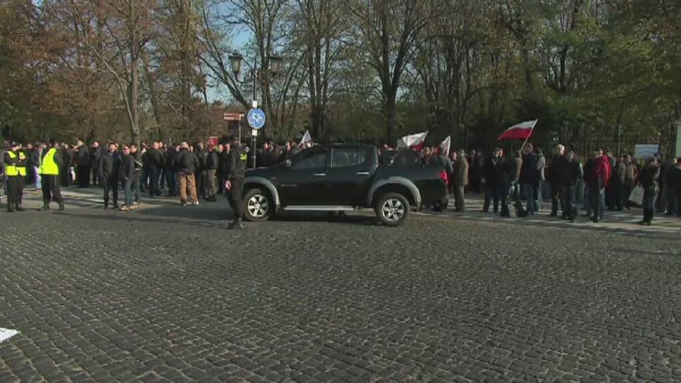 Kilkuset sadowników, którzy odczuwają skutki rosyjskiego embarga na żywność, protestuje we wtorek w Warszawie. Fot. TVN24/x-news