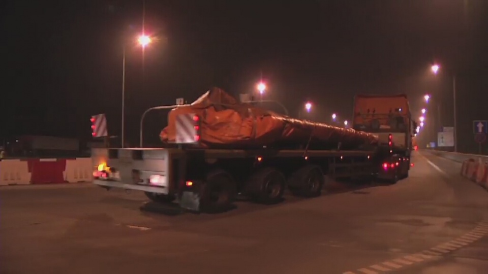 Konwój ciężarówek transportujących szczątki zestrzelonego w okolicach Doniecka Boeinga 777 malezyjskich linii lotniczych przejeżdża przez Polskę. Fot. TVN24/x-news
