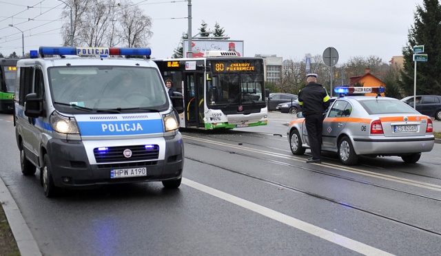 Jedna osoba została ranna w wypadku, do jakiego doszło na ulicy Arkońskiej w Szczecinie. Fot. Łukasz Szełemej [Radio Szczecin] Wypadek przy szpitalu na Arkońskiej