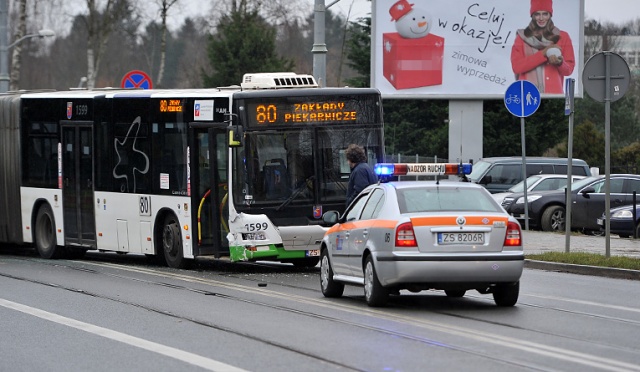 Jedna osoba została ranna w wypadku, do jakiego doszło na ulicy Arkońskiej w Szczecinie. Fot. Łukasz Szełemej [Radio Szczecin] Wypadek przy szpitalu na Arkońskiej