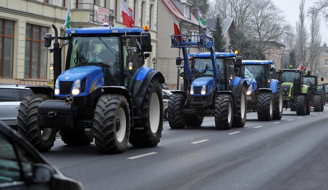 Blisko sto osób: kilkudziesięciu rolników i około 30 górników protestuje pod siedzibą stargardzkiej Agencji Nieruchomości Rolnych. Fot. Łukasz Szełemej [Radio Szczecin] "Ten rząd tak daje popalić, że nie da się żyć" [ZDJĘCIA]