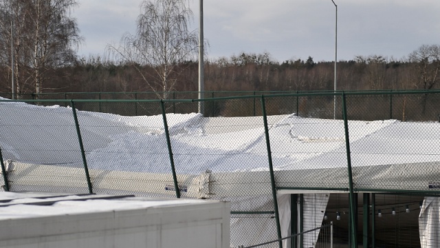 Problemy z dachem namiotu lodowiska obok hali Azoty Arena. Fot. Łukasz Szełemej [Radio Szczecin] Zawalił się dach namiotu nad lodowiskiem przy hali Azoty Arena [ZDJĘCIA]