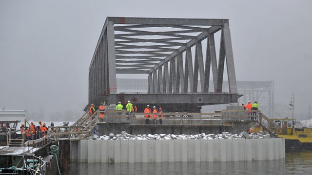 W piątek rozpoczął się montaż pierwszego przęsła Mostu Brdowskiego w Szczecinie. Łukasz Szełemej [Radio Szczecin] Widowiskowa operacja montażu przęsła Mostu Brdowskiego [ZDJĘCIA]