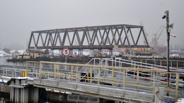W piątek rozpoczął się montaż pierwszego przęsła Mostu Brdowskiego w Szczecinie. Łukasz Szełemej [Radio Szczecin] Widowiskowa operacja montażu przęsła Mostu Brdowskiego [ZDJĘCIA]
