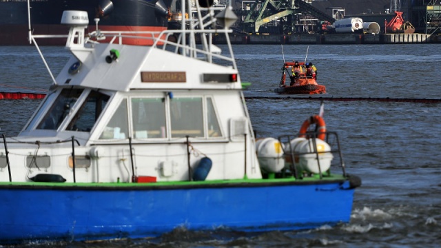 Ratownicy morscy zabezpieczają wyciek z wraku holownika, który leży na dnie kanału portowego w Świnoujściu. Fot. Łukasz Szełemej [Radio Szczecin] Z zatopionego holownika wycieka paliwo [ZDJĘCIA]
