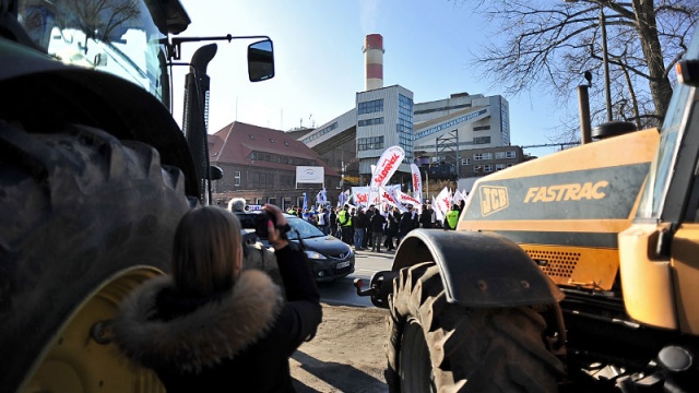 Około dwustu osób wzięło udział w manifestacji pod Elektrownią Pomorzany w Szczecinie. To akcja w obronie zakładu. Fot. Łukasz Szełemej [Radio Szczecin] Protest przed Elektrownią Pomorzany. Rolnicy wsparli związkowców [ZDJĘCIA]