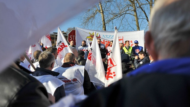 Około dwustu osób wzięło udział w manifestacji pod Elektrownią Pomorzany w Szczecinie. To akcja w obronie zakładu. Fot. Łukasz Szełemej [Radio Szczecin] Protest przed Elektrownią Pomorzany. Rolnicy wsparli związkowców [ZDJĘCIA]