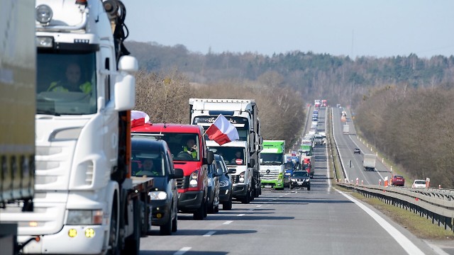 Ciężarówki w kolumnie protestacyjnej. Fot. Jarosław Gaszyński [Radio Szczecin] Protest przewoźników - zaczynają się utrudnienia [ZDJĘCIA, WIDEO, NOWE]