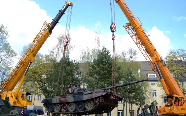 Czołg T-72 stanął na cokole w Stargardzie Szczecińskim. Fot. Rafał Molenda [Radio Szczecin] Przed laty służył żołnierzom, teraz stanął na cokole [ZDJĘCIA, WIDEO]