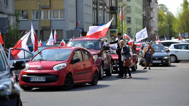 O 13 sprzed urzędu miasta ruszyła też kolumna aut ozdobionych biało-czerwonymi flagami. Fot. Łukasz Szełemej [Radio Szczecin] Szczecin świętuje uchwalenie Konstytucji [ZDJĘCIA]