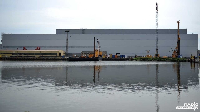 Największa hala produkcyjna fabryki fundamentów morskich elektrowni wiatrowych na wyspie Gryfia w Szczecinie jest gotowa. Fot. Łukasz Szełemej [Radio Szczecin] Gigantyczna hala na Gryfii gotowa [ZDJĘCIA]