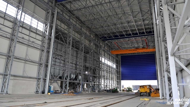 Największa hala produkcyjna fabryki fundamentów morskich elektrowni wiatrowych na wyspie Gryfia w Szczecinie jest gotowa. Fot. Łukasz Szełemej [Radio Szczecin] Gigantyczna hala na Gryfii gotowa [ZDJĘCIA]