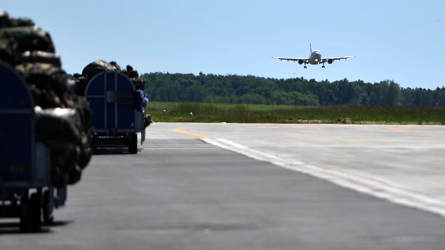 Na płycie portu lotniczego Szczecin-Goleniów wylądowały dwa Airbusy A-310. Fot. Łukasz Szełemej [Radio Szczecin] Dwa olbrzymy wylądowały w Goleniowie [WIDEO, ZDJĘCIA]