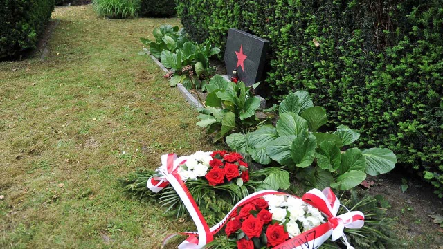 W czasie II wojny światowej walczyli na Pomorzu Zachodnim - we wtorek w Chojnie pochowano szczątki 48 żołnierzy radzieckiej Armii Czerwonej. Fot. Łukasz Szełemej [Radio Szczecin] Pogrzeb radzieckich żołnierzy w Chojnie [ZDJĘCIA]