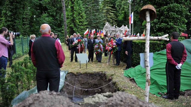W czasie II wojny światowej walczyli na Pomorzu Zachodnim - we wtorek w Chojnie pochowano szczątki 48 żołnierzy radzieckiej Armii Czerwonej. Fot. Łukasz Szełemej [Radio Szczecin] Pogrzeb radzieckich żołnierzy w Chojnie [ZDJĘCIA]