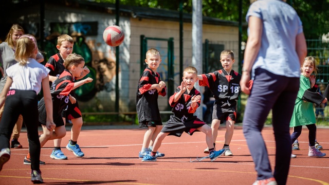 Ponad 100 przedszkolaków ze Szczecina, Choszczna, Koszalina i Gorzowa Wielkopolskiego przywitało lato w sportowym stylu. Fot. Konrad Nowak [Radio Szczecin] Przedszkolaki na sportowo witają lato [ZDJĘCIA]