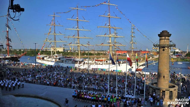 Finał Baltic Tall Ships Regatta 2015 w Szczecinie oficjalnie otwarty. Fot. Łukasz Szełemej [Radio Szczecin] Zaczęło się od pirackiej bitwy. Finał regat oficjalnie otwarty [WIDEO, ZDJĘCIA]