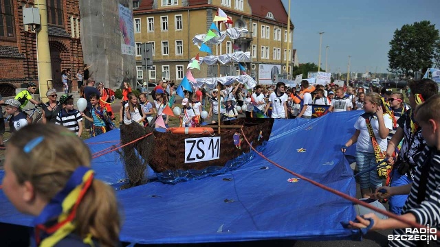 Parada załóg jachtów i żaglowców biorących udział w Baltic Tall Ships Regatta przeszła ulicami Szczecina. Fot. Łukasz Szełemej [Radio Szczecin] Żeglarska parada przeszła przez Szczecin [ZDJĘCIA]