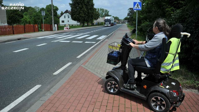 Elektrycznym wózkiem inwalidzkim drogą ekspresową. W ten sposób dojeżdża do miasta emerytka z Żabowa pod Nowogardem. Fot. Łukasz Szełemej [Radio Szczecin] Wózkiem inwalidzkim po drodze ekspresowej [ZDJĘCIA, WIDEO]