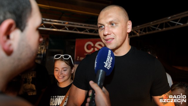 Mistrz świata w boksie wrócił do rodzinnego Wałcza. Fot. Konrad Nowak [Radio Szczecin] "Główka" jest najmocniejszy. Wałcz przywitał mistrza [WIDEO,ZDJĘCIA]