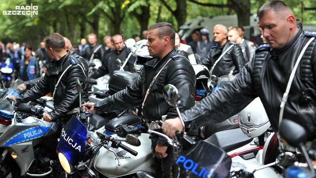 Policjanci motocykliści podczas ceremonii pogrzebowej. Fot. Łukasz Szełemej [Radio Szczecin] "Pojechał motocyklem daleko, prosto do nieba" [ZDJĘCIA]