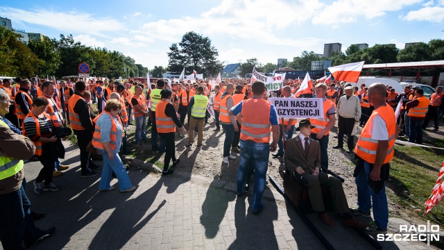 Około dwóch tysięcy osób idzie ulicami Szczecina. Fot. Konrad Nowak [Radio Szczecin] Drwale wyszli na ulice. Protest w Szczecinie [WIDEO, ZDJĘCIA, NOWE]