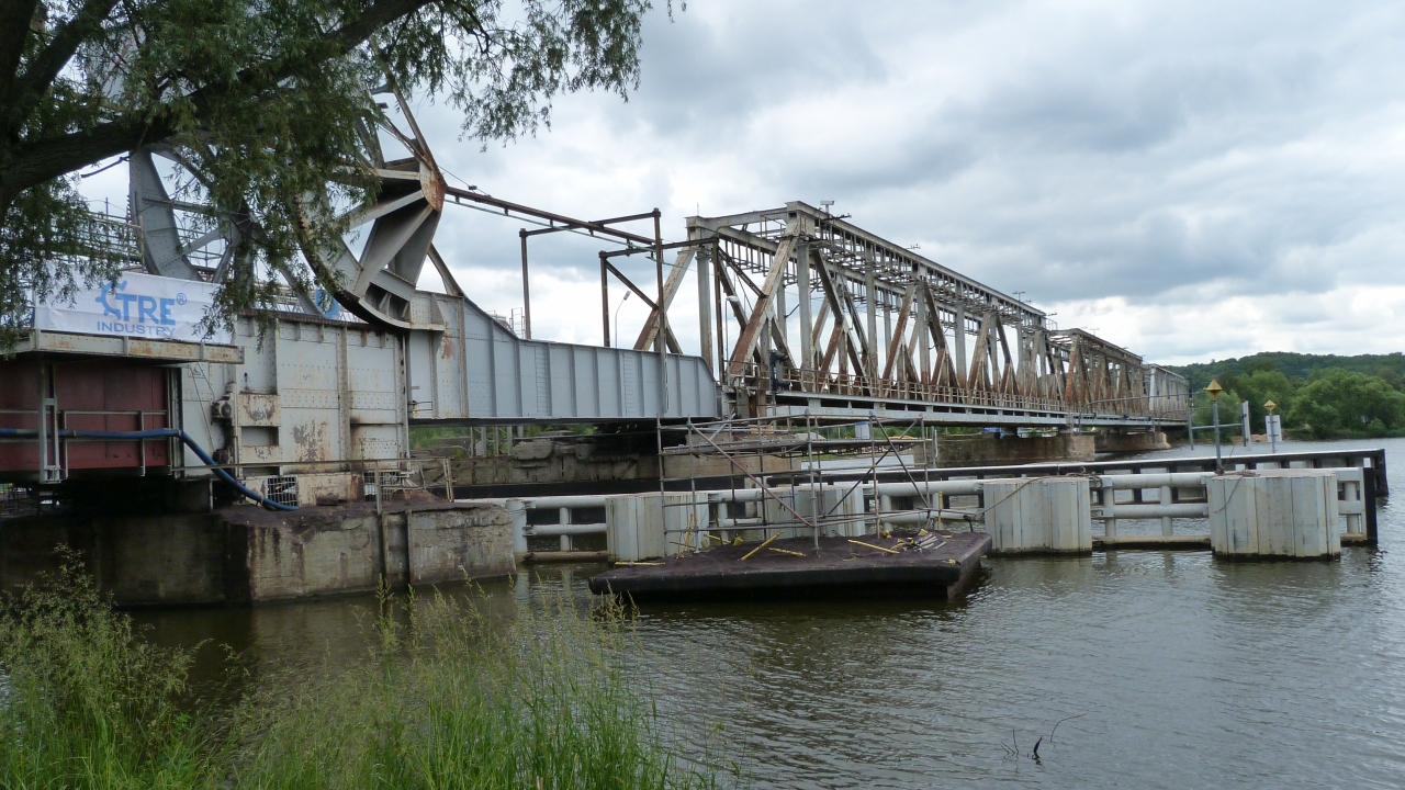 Barki muszą omijać uszkodzony most w Podjuchach