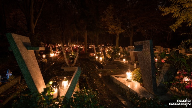 Cmentarz Centralny po zmroku. Fot. Konrad Nowak [Radio Szczecin] Cmentarz Centralny pięknieje nocą [ZDJĘCIA]