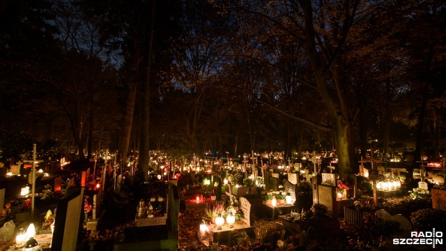 Cmentarz Centralny po zmroku. Fot. Konrad Nowak [Radio Szczecin] Cmentarz Centralny pięknieje nocą [ZDJĘCIA]