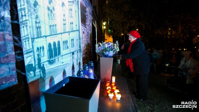 W rocznicę Kryształowej Nocy na ulicy Dworcowej przy Książnicy Pomorskiej, gdzie przed wojną stała synagoga, ze świadkiem tamtych wydarzeń spotkali się szczecinianie. Fot. Konrad Nowak [Radio Szczecin] Wstrząsająca relacja z tragicznej nocy w Szczecinie [WIDEO, ZDJĘCIA]