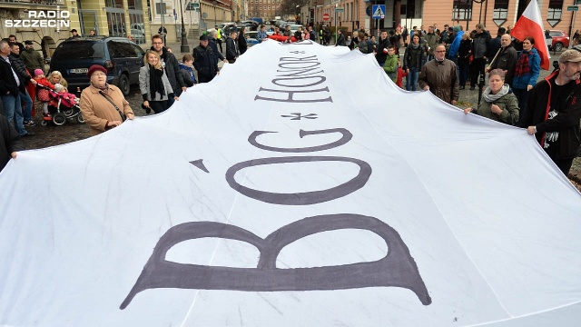 Około trzech tysięcy osób wzięło udział w Marszu Niepodległości, który 11 listopada przeszedł ulicami Szczecina. Fot. Łukasz Szełemej [Radio Szczecin] Marsz Niepodległości przeszedł przez Szczecin [WIDEO, ZDJĘCIA]